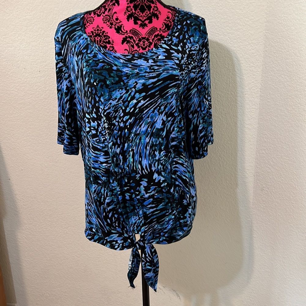 Dana Buchman Short Sleeve Tie Front Top.  Size XL